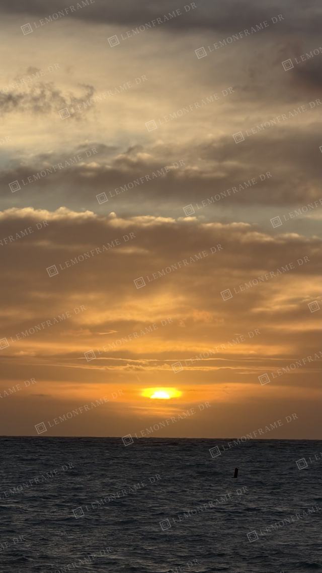 Capas de nubes doradas sobre el mar al atardecer