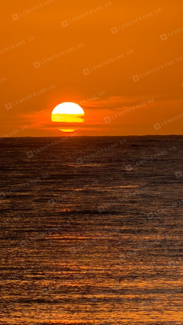 Sol naranja tocando el horizonte del mar