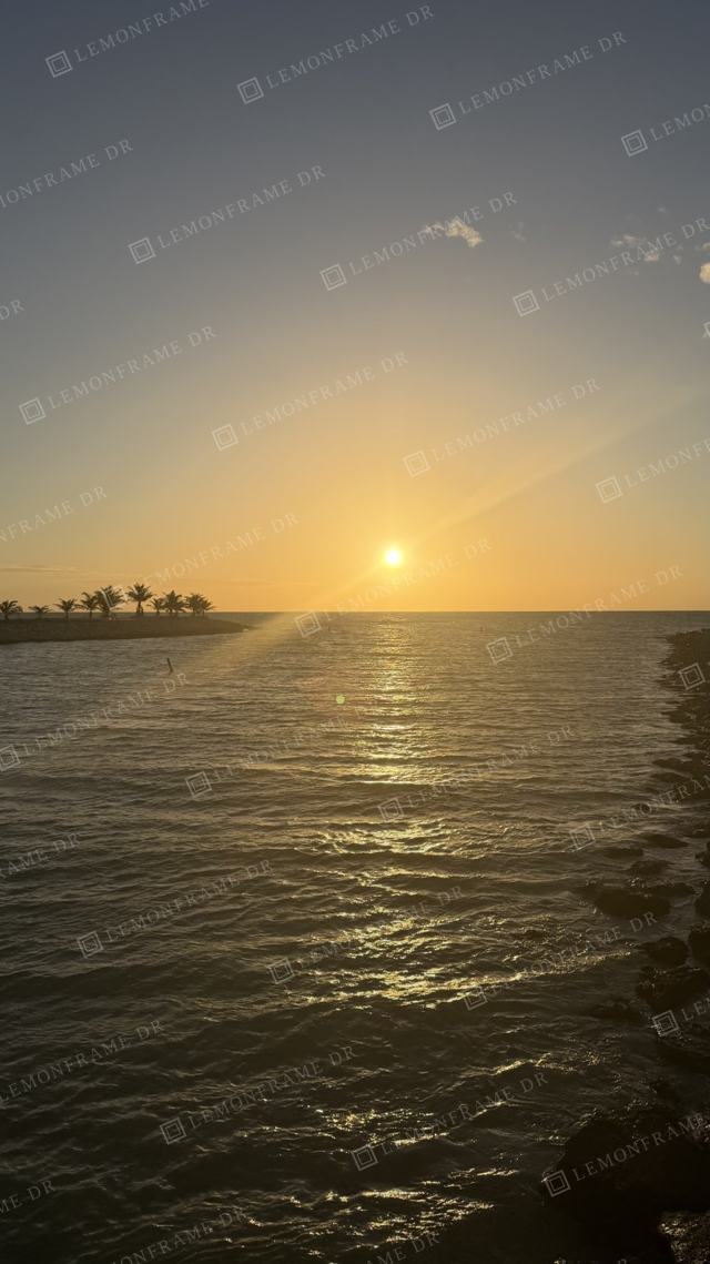 Destello del sol sobre el mar al atardecer