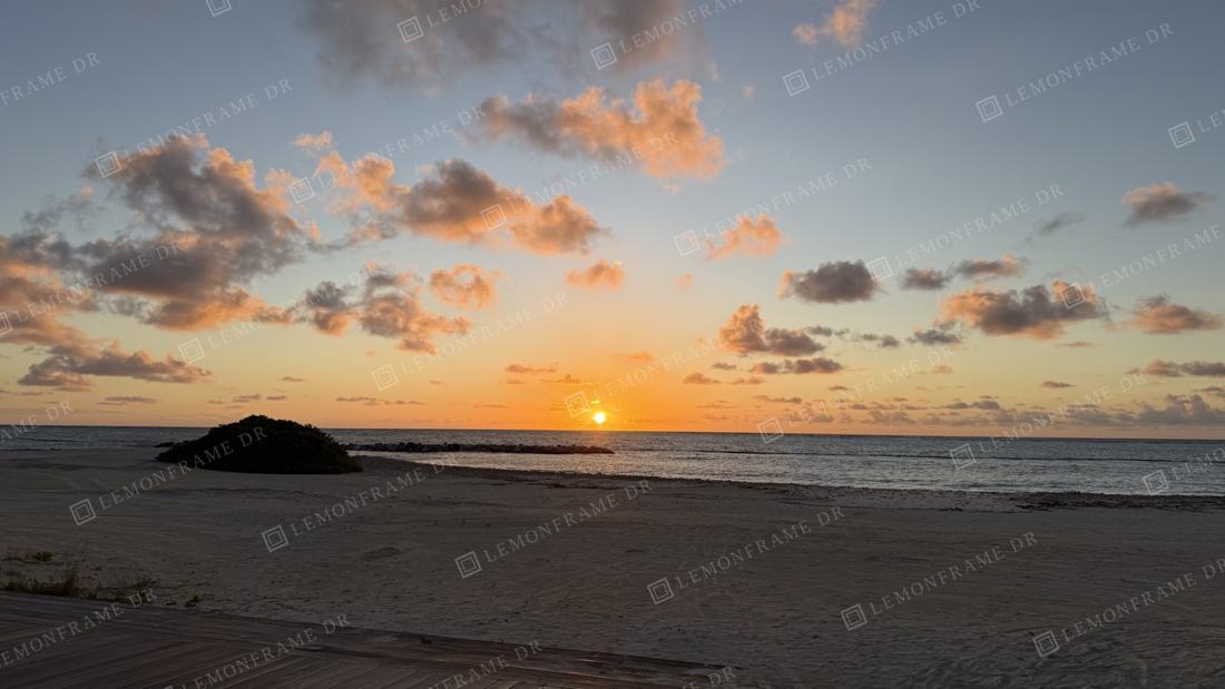 Horizonte de playa con nubes iluminadas al atardecer